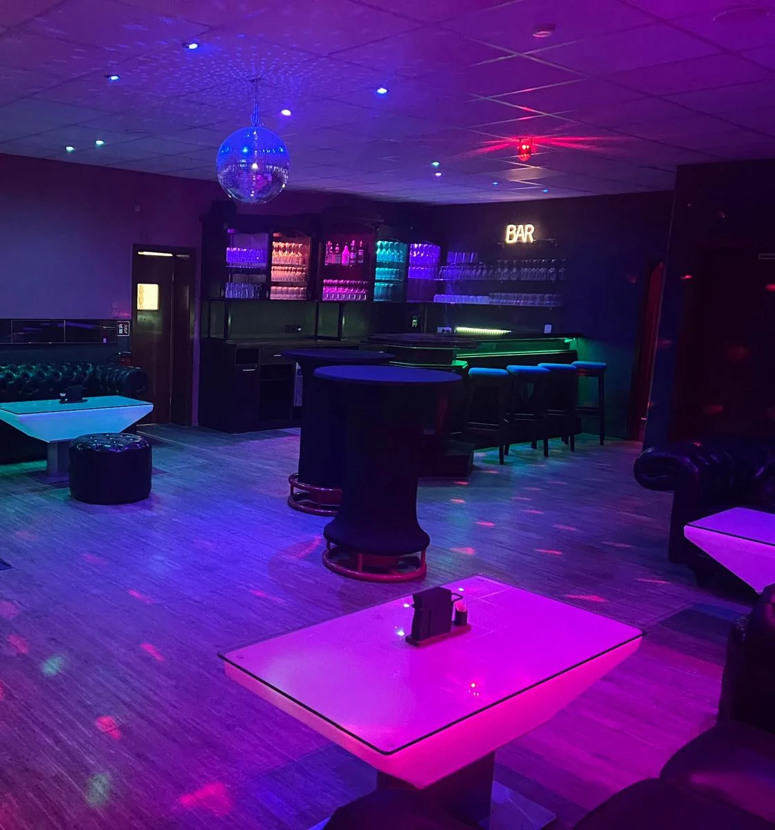 Bar mit farbig beleuchteten Flaschen und Neonlicht